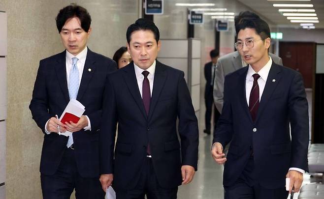 장동혁 국민의힘 대표가 지난 17일 오후 국회에서 열린 '한미 관세협상' 관련 기자간담회에 참석하고 있다. 왼쪽부터 박성훈 수석대변인, 장 대표, 박준태 대표비서실장. ⓒ 뉴시스