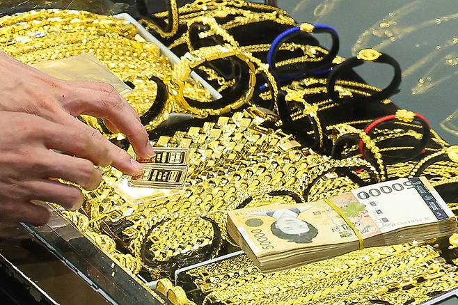 24일 서울 종로구의 한 금은방에서 고객이 금 거래를 하고 있다. 2025.09.24 뉴시스