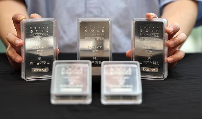 금과 은 가격이 급등세를 보이는 2일 서울 종로구 한국금거래소에서 관계자가 실버바를 내보이고 있다. 2025.9.2 뉴스1