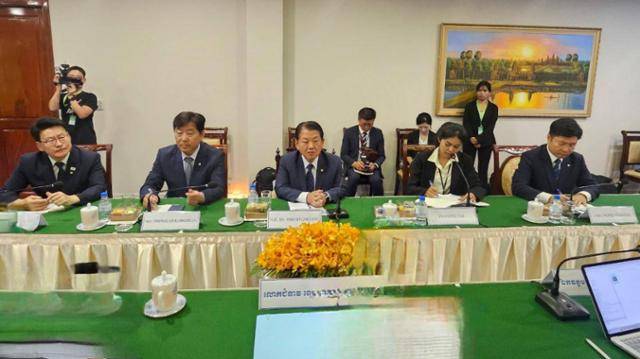 더불어민주당 재외국민안전대책단이 16일(현지시간) 캄보디아 프놈펜에서 현지 하원 의원들과 면담하고 있다. 더불어민주당 재외국민안전대책단 제공
