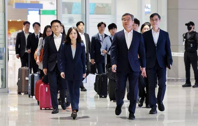 캄보디아에 파견된 정부합동대응팀인 김진아 외교부 2차관과 박성주 경찰청 국가수사본부장이 18일 오전 인천국제공항 2터미널을 통해 귀국하고 있다. 영종도=최주연 기자