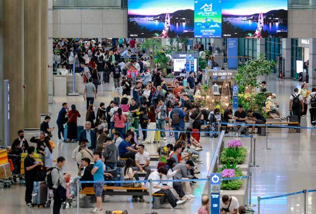 지난달 22일 인천국제공항 1터미널 입국장이 사람들로 붐비고 있다. 뉴시스