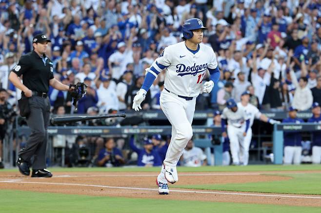 <yonhap photo-3819=""> 오타니 쇼헤이가 18일 밀워키와의 챔피언십시리즈 4차전에서 선두 타자 홈런을 때려냈다. Sean M. Haffey/Getty Images/AFP (Photo by Sean M. Haffey / GETTY IMAGES NORTH AMERICA / Getty Images via AFP)/2025-10-18 10:00:21/ <저작권자 ⓒ 1980-2025 ㈜연합뉴스. 무단 전재 재배포 금지, AI 학습 및 활용 금지></yonhap>