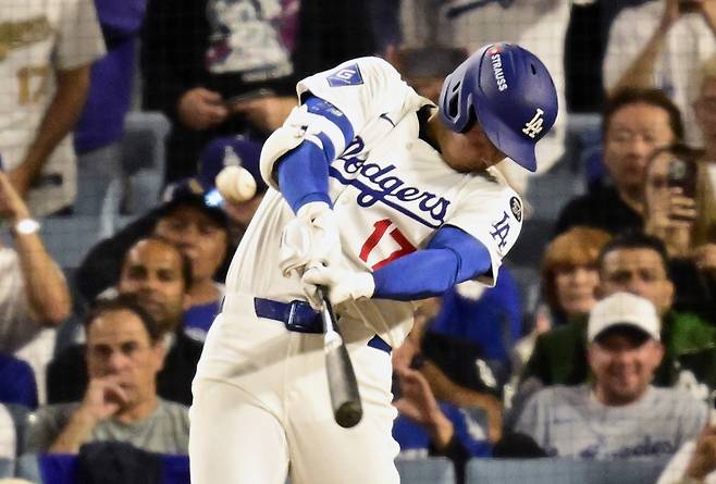 <yonhap photo-4339=""> Los Angeles Dodgers designated hitter Shohei Ohtani (17) hits his third solo home run of the game in the seventh inning against the Milwaukee Brewers during game four of the MLB National League Championship Series at Dodger Stadium in Los Angeles, California, on Friday, October 17, 2025. Photo by John McCoy/UPI/2025-10-18 12:00:49/ <저작권자 ⓒ 1980-2025 ㈜연합뉴스. 무단 전재 재배포 금지, AI 학습 및 활용 금지></yonhap>