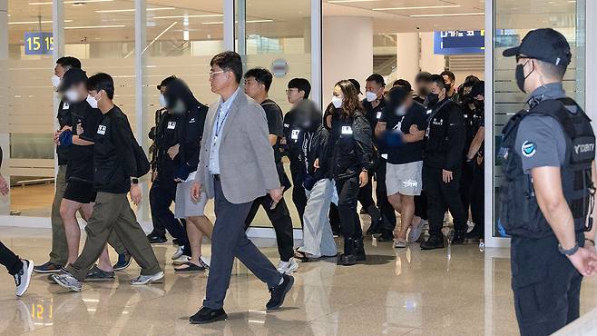 송환된 한국인 온라인 사기 가담 구금자들