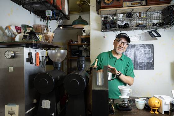 안두익 텐스퀘어 카페 대표가 서울 남산에 있는 자신의 카페에서 커피를 내리고 있다. 전민규 기자