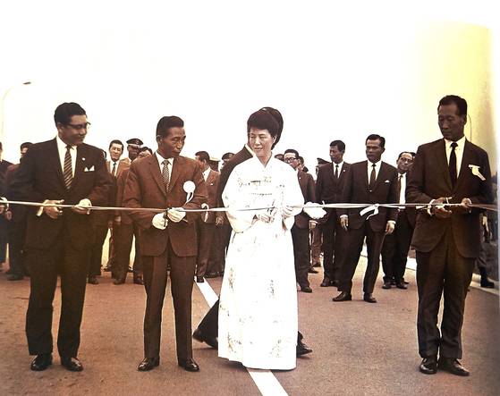 1964년 충북 현대시멘트공장 준공식에 참석한 박정희 대통령 부부와 정주영 회장. [사진 김명호 교수의 ‘건설자 정주영’]