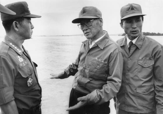 1990년 이진삼 육참총장, 정 회장(가운데), 이명박 현대건설 회장이 한강둑 복구공사를 협의 중이다. [중앙포토]