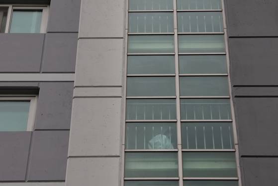 지난 13일 오전 경기도 의정부시의 한 아파트에서 칼부림 사건이 발생해 경찰 관계자가 현장 조사를 위해 이동하고 있다. 연합뉴스