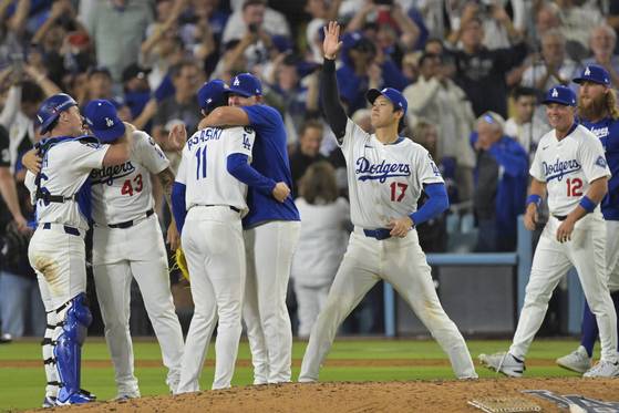 18일 NLCS 4차전 승리로 월드시리즈 진출을 확정한 뒤 기뻐하는 다저스 선수들. 로이터=연합뉴스