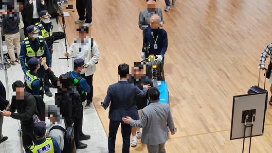 캄보디아 송환 대상자의 가족으로 추정되는 인물이 호송되는 피의자들에게 다가가 말을 걸다가 제지당하고 있다. 김정재 기자