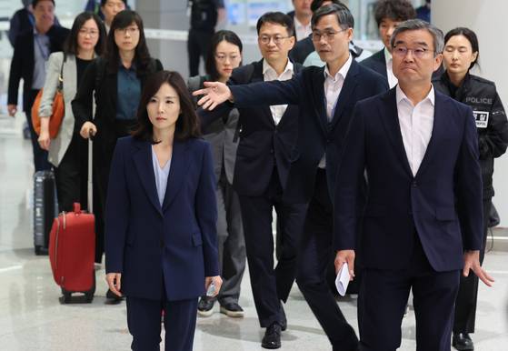 캄보디아로 파견된 정부 합동대응팀 단장인 김진아 외교부 2차관(왼쪽)과 박성주 경찰청 국가수사본부장이 18일 인천국제공항 제2터미널으로 귀국해 기자회견장으로 이동하고 있다. 연합뉴스