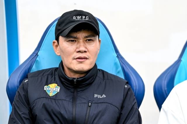 ▲ 강원FC 정경호 감독이 18일 대구iM뱅크파크에서 열린 대구FC와 하나은행 K리그1 2025 33라운드 맞대결을 지켜보고 있다. 강원FC 제공