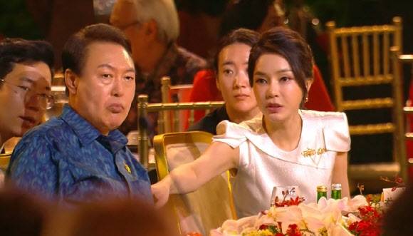 ▲ 인도네시아 발리에서 열린 G-20 환영 만찬에 참석한 윤석열 전 대통령 부부 [인도네시아 대통령 비서실 유튜브 채널 캡처]