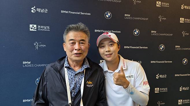 골프 천재로 불리는 김효주(30)가 전남 해남군 파인비치 골프 링크스에서 아버지 김창호 씨와 함께 환한 얼굴로 포즈를 취하고 있다.