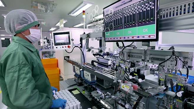 BGM 스트립 생산 직원이 업무 현황을 살피고 있다. 아이센스 제공