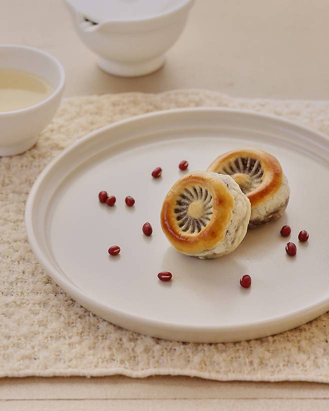 Sweet red bean-filled bun from Hwangnambbang (Hwangnambbang)