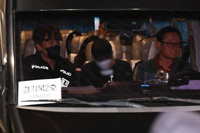 캄보디아 온라인 사기에 가담해 구금된 한국인들이 18일 오전 인천국제공항 제2터미널을 통해 송환돼 경찰 호송차에 타고 있다. 이날 송환에는 경찰 호송조 190여명이 투입됐다. 사진공동취재단