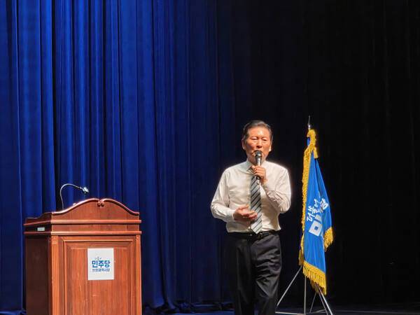 더불어민주당 정청래 대표는 18일 인천 계양문화회관에서 열린 ‘이재명 정부와 민주당의 미래비전’ 당원 교육 특강에서 발언하고 있다. 박귀빈기자