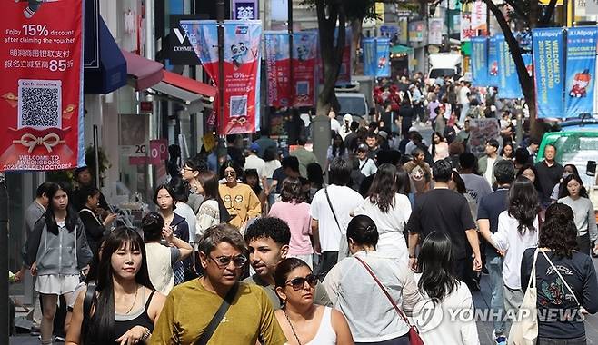 추석 연휴를 하루 지난 2일 서울 명동 거리가 외국인 관광객과 시민들로 북적이고 있다. [사진 출처 = 연합뉴스]