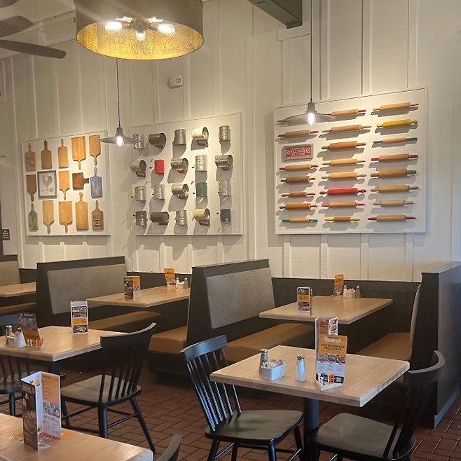 크래커 배럴의 바뀐 인테리어. 클래식함을 버리고 흰바탕에 모던함을 추구했다. 사진=WSJ