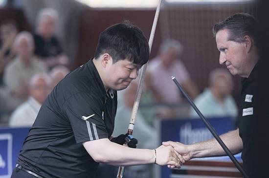 조명우가 세계3쿠션선수권에서 2연패를 달성하기 위해서는 멕스와 쿠드롱 이라는 벨기에 레전드를 넘어야 한다. 조명우는 18일 밤 9시30분 멕스와 4강전을 치른다. 사진은 지난 7월 포르투3쿠션월드컵 8강전에 앞서 악수하고 있는 만난 조명우와 멕스. 조명우는 멕스를 물리치고 4강과 결승을 거쳐 우승했다. (사진=SOOP)