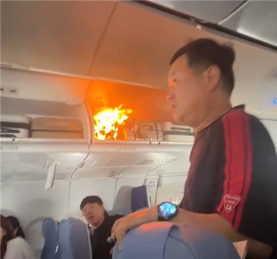 인천행 중국 국제항공 여객기 수화물 선반에서 발생한 보조배터리 화재 [사진출처=웨이보]