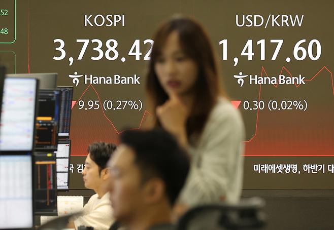 지난 10월 17일 서울 중구 하나은행 본점 딜링룸에서 직원들이 업무를 보고 있다. [사진 = 연합뉴스]