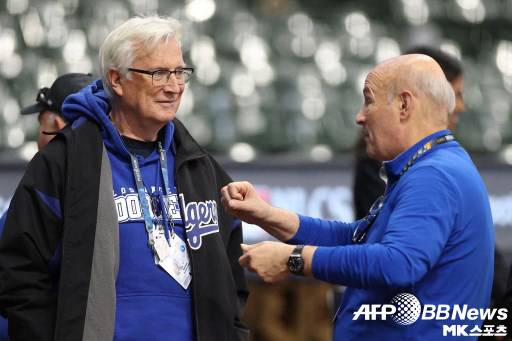 챔피언십시리즈 기간 밀워키 원정을 찾은 마크 월터 구단주 그룹 대표와 스탄 카스텐 사장. 사진=ⓒAFPBBNews = News1