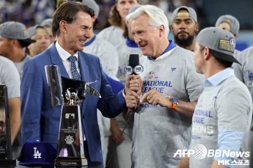 지난해 챔피언십시리즈 승리 이후 시상식에서 인터뷰하는 빌 러셀 다저스 구단주. 사진=ⓒAFPBBNews = News1