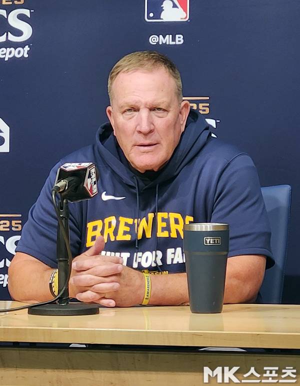 팻 머피 밀워키 감독이 인터뷰를 갖고 있다. 사진(美 로스앤젤레스)= 김재호 특파원
