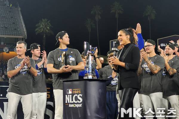 오타니가 경기 후 진행된 시상식에서 MVP 트로피를 받고 있다. 사진(美 로스앤젤레스)= 김재호 특파원