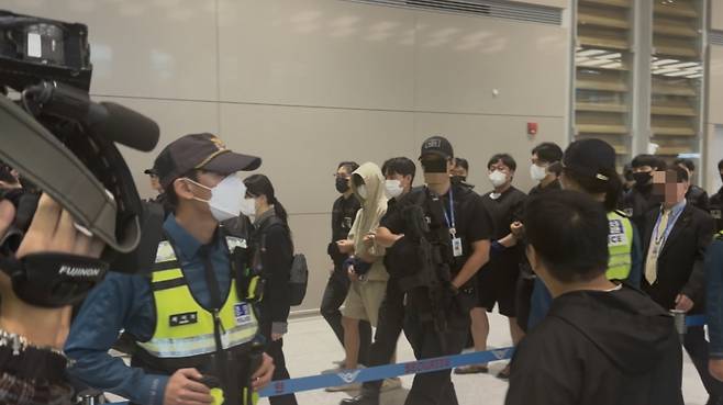 18일 오전 인천국제공항 제2터미널을 통해 입국하는 캄보디아 송환자들의 모습. /사진=최문혁 기자.