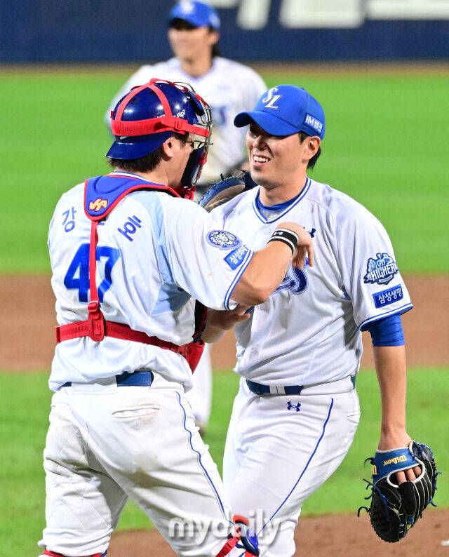 2025년 10월 14일 오후 대구 삼성라이온즈파크에서 열린 '2025 신한 SOL Bank KBO 포스트시즌' SSG 랜더스와 삼성 라이온즈의 준플레이오프 4차전 경기. 삼성 김재윤과 강민호가 5-2으로 승리하며 플레이오프 진출을 확정 짓고 기뻐하고 있다./마이데일리