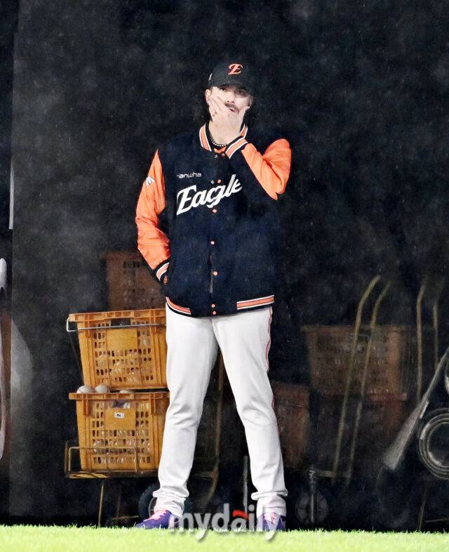 17일 오후 대전광역시 중구 대전 한화생명볼파크에서 진행되는 '2025 프로야구 KBO리그 포스트시즌' 플레이오프(PO) 1차전 한화이글스와 삼성라이온즈의 경기. 한화 선발투수 폰세가 비오는 그라운드를 바라보고 있다./대전 = 송일섭 기자