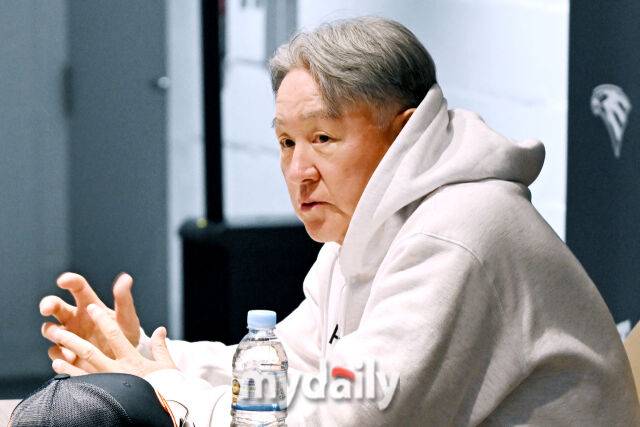 18일 오후 대전광역시 중구 대전 한화생명볼파크에서 진행되는 '2025 프로야구 KBO리그 포스트시즌' 플레이오프(PO) 1차전 한화이글스와 삼성라이온즈의 경기. 한화 김경문 감독이 경기 전 인터뷰를 하고 있다./대전 = 송일섭 기자