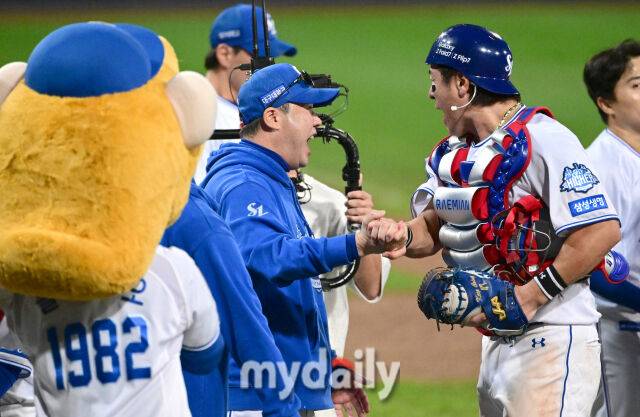 2025년 10월 14일 오후 대구 삼성라이온즈파크에서 열린 '2025 신한 SOL Bank KBO 포스트시즌' SSG 랜더스와 삼성 라이온즈의 준플레이오프 4차전 경기. 삼성 박진만 감독과 강민호가 5-2으로 승리하며 플레이오프 진출을 확정 짓고 기뻐하고 있다./마이데일리