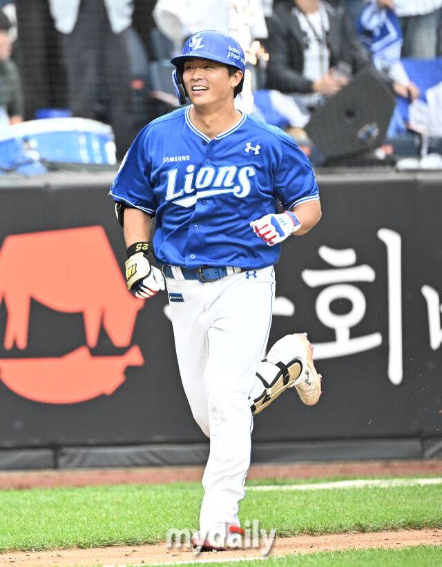 18일 오후 대전광역시 중구 대전 한화생명볼파크에서 진행된 '2025 프로야구 KBO리그 포스트시즌' 플레이오프(PO) 1차전 한화이글스와 삼성라이온즈의 경기. 삼성 김태훈이 4회초 솔로홈런을 터뜨린 뒤 환호하고 있다./대전=송일섭 기자