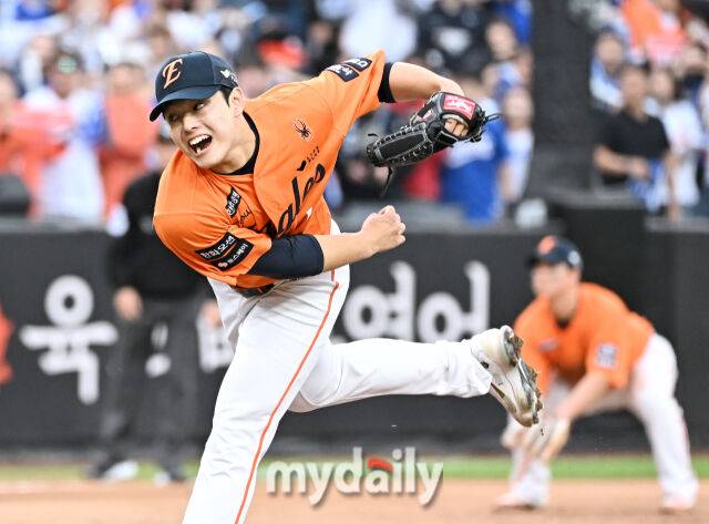 18일 오후 대전광역시 중구 대전 한화생명볼파크에서 진행된 '2025 프로야구 KBO리그 포스트시즌' 플레이오프(PO) 1차전 한화이글스와 삼성라이온즈의 경기. 한화 문동주가 역투하고 있다./대전 = 송일섭 기자