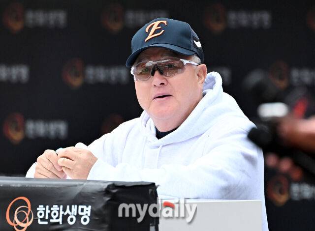 18일 오후 대전광역시 중구 대전 한화생명볼파크에서 진행된 '2025 프로야구 KBO리그 포스트시즌' 플레이오프(PO) 1차전 한화이글스와 삼성라이온즈의 경기. 한화 김경문 감독이 그라운드를 바라보고 있다./대전 = 송일섭 기자