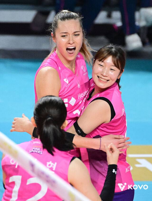 흥국생명의 새 외국인 선수 레베카와 2006년생 세터 서채현이 2025-2026시즌 개막전에서 팀 승리를 이끌었다./KOVO