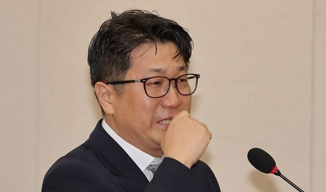 15일 서울 여의도 국회에서 열린 고용노동부에 대한 기후에너지환경고용노동위원회 국정감사에서 참고인 신분으로 출석한 문지석 검사가 쿠팡cfs 관련 질의에 답변하던 중 눈물을 흘리고 있다[연합]