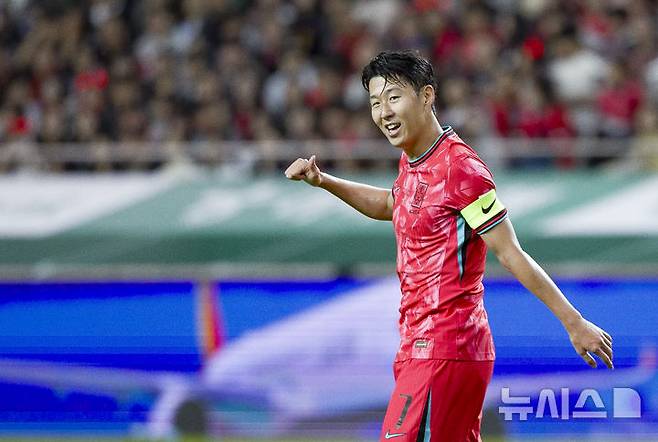 [서울=뉴시스] 김근수 기자 = 지난 14일 오후 서울 마포구 서울월드컵경기장에서 열린 하나은행 초청 축구국가대표팀 친선경기 대한민국과 파라과이의 경기 전반 대한민국 손흥민이 황인범에게 엄지를 들어보이고 있다. 2025.10.14. ks@newsis.com
