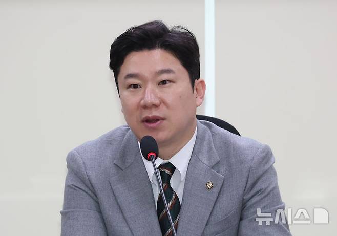 [서울=뉴시스] 고승민 기자 = 진종오 국민의힘 의원이 27일 서울 여의도 국회 의원회관에서 학생선수 체육행정 피해에 대한 정책간담회를 하고 있다. 2025.03.27. kkssmm99@newsis.com