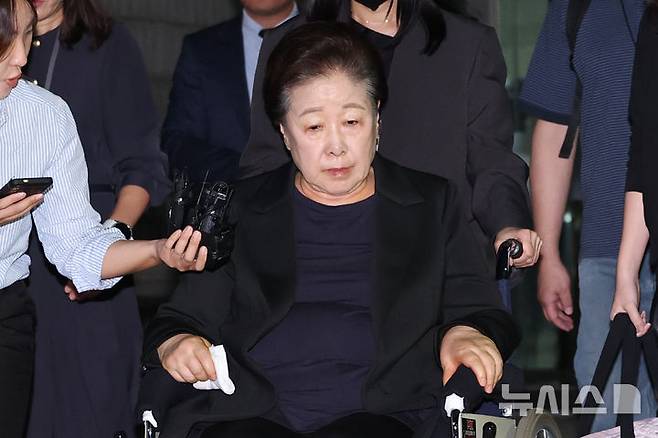[서울=뉴시스] 황준선 기자 = 청탁금지법과 정치자금법 위반 등 혐의를 받는 한학자 통일교 총재가 지난달 22일 오후 서울 서초구 서울중앙지방법원에서 열린 영장실질심사(구속 전 피의자 심문)을 마친 뒤 법정을 나서고 있다. (공동취재) 2025.09.22. photo@newsis.com