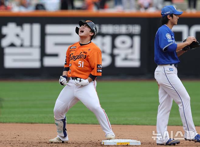 [대전=뉴시스] 김진아 기자 = 18일 대전 중구 한화생명볼파크에서 열린 2025 KBO 포스트시즌 삼성 라이온즈와 한화 이글스의 경기, 2회말 2사 만루 한화 문현빈이 역전 3타점 2루타를 친 뒤 기뻐하고 있다. 2025.10.18. bluesoda@newsis.com