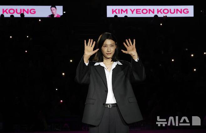 [인천=뉴시스] 이영환 기자 = 김연경이 18일 오후 인천 부평구 삼산월드체육관에서 열린 진에어 2025-2026 V리그 여자부 흥국생명과 정관장의 경기 종료 후 진행된 은퇴식에서 팬들에게 인사를 하고 있다. 2025.10.18. 20hwan@newsis.com
