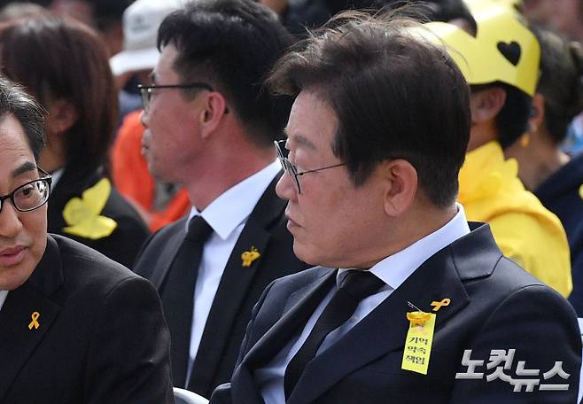 지난 4월 16일 경기도 안산시 화랑유원지에서 열린 세월호 참사 11주기 기억식에서 당시 이재명 전 더불어민주당 대표가 대화를 나누고 있다. 류영주 기자