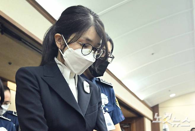 도이치모터스 주가조작과 명태균 공천개입, 통일교 청탁·뇌물 수수 의혹 혐의 등으로 구속기소 된 윤석열 전 대통령의 부인 김건희씨가 지난 9월 24일 오후 서울 서초구 서울중앙지방법원에서 열린 첫 재판에 출석하고 있다. 사진공동취재단