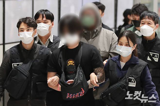 캄보디아에 구금돼 있던 한국인 64명이 18일 오전 인천공항을 통해 송환되고 있다. 이들은 보이스피싱 등 국제 범죄 조직에 가담한 혐의를 받고 있다. 인천공항=황진환 기자